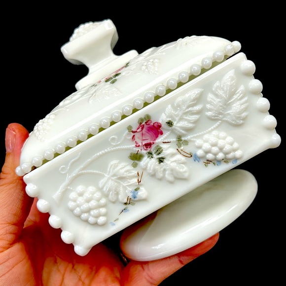 Vintage Westmoreland grape milk glass hand painted pedestal covered cake box - Picture 3 of 12
